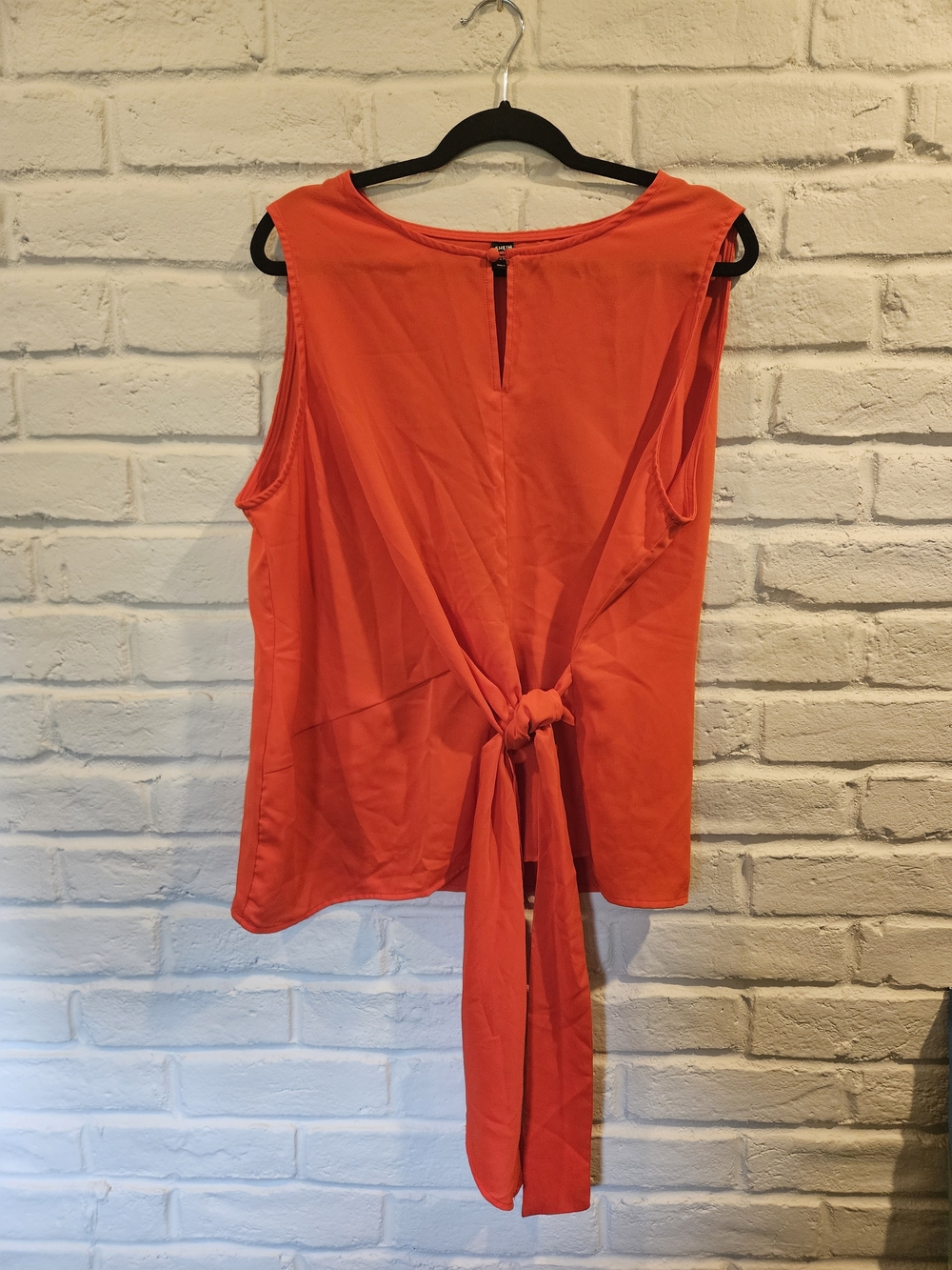 SHEIN Red Tie-Front Sleeveless Top With Keyhole Neck. Plus 1X, 14/16